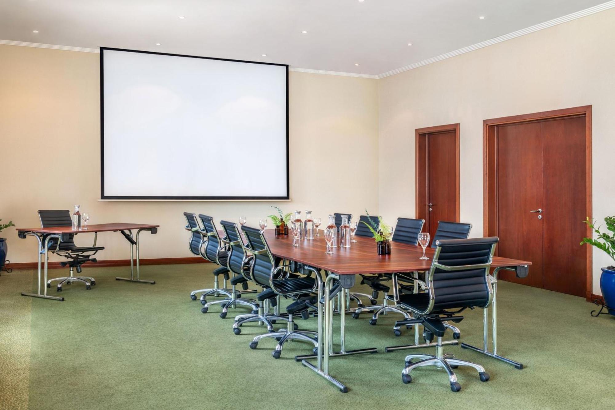 Le Meridien Al Aqah Beach Resort Esterno foto A projection screen in a meeting room