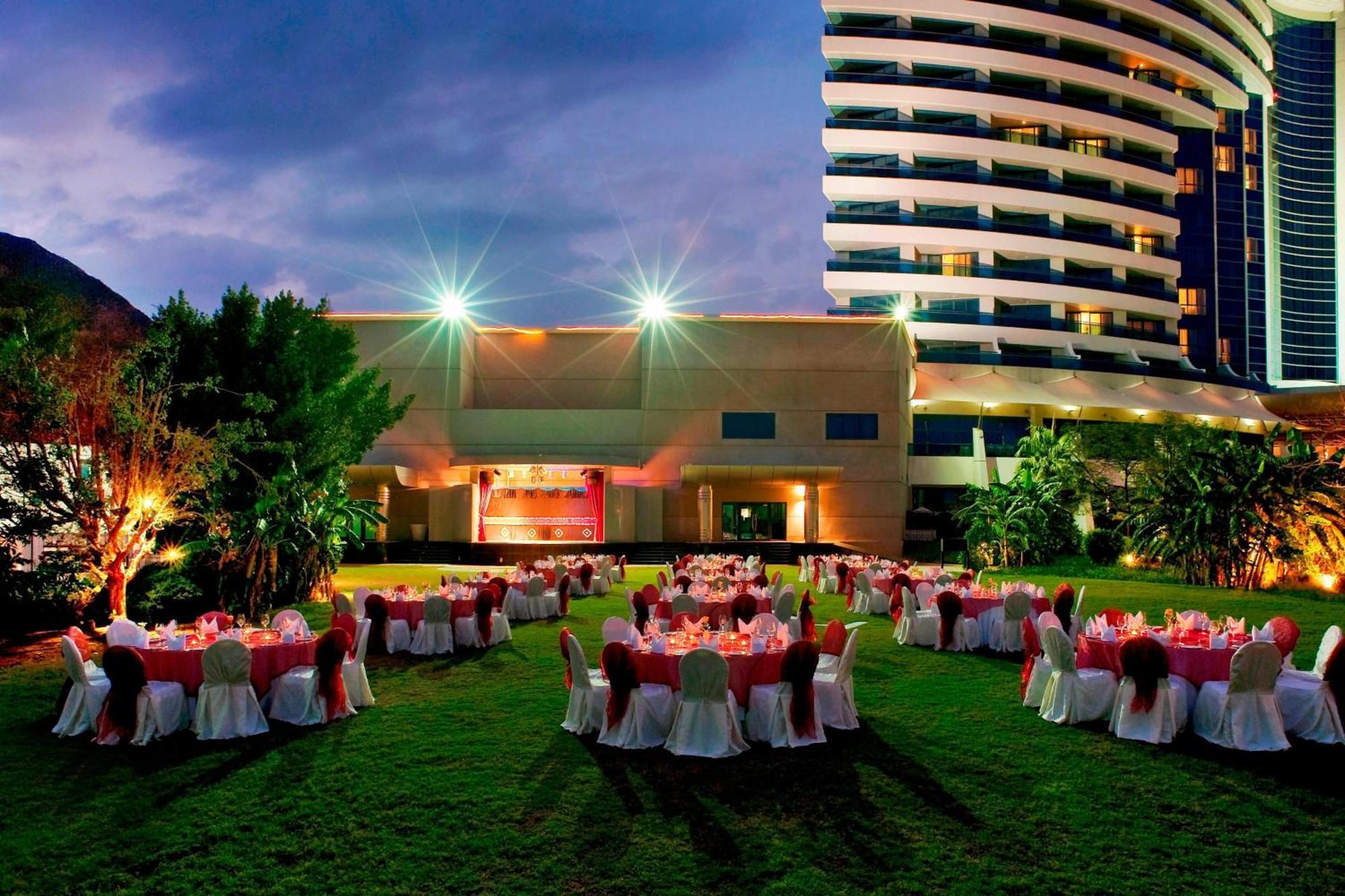 Le Meridien Al Aqah Beach Resort Esterno foto The Royal Garden