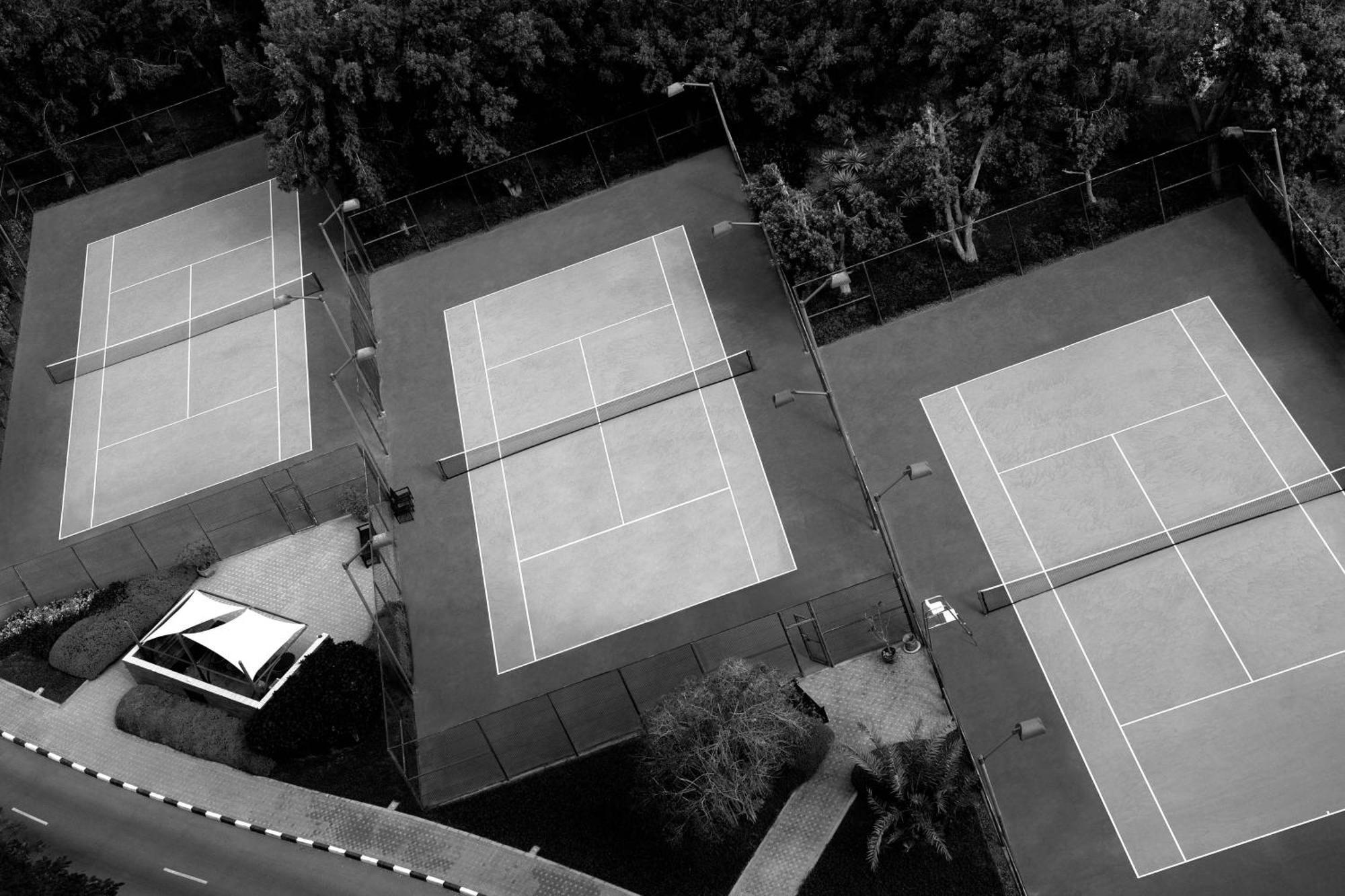 Le Meridien Al Aqah Beach Resort Esterno foto Tennis courts at the club