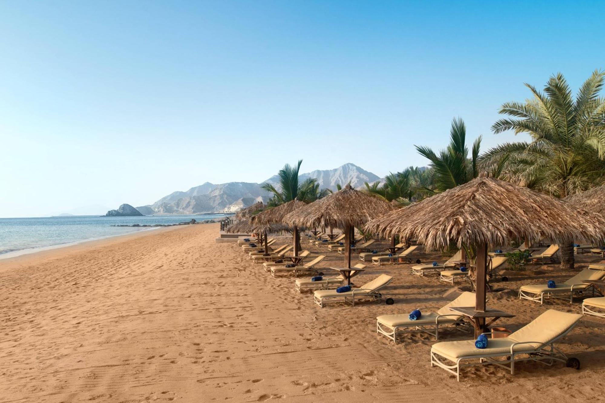Le Meridien Al Aqah Beach Resort Esterno foto Beach at the resort