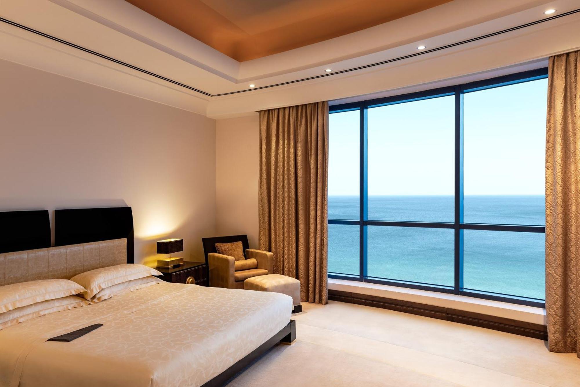 Le Meridien Al Aqah Beach Resort Esterno foto A bedroom at the hotel