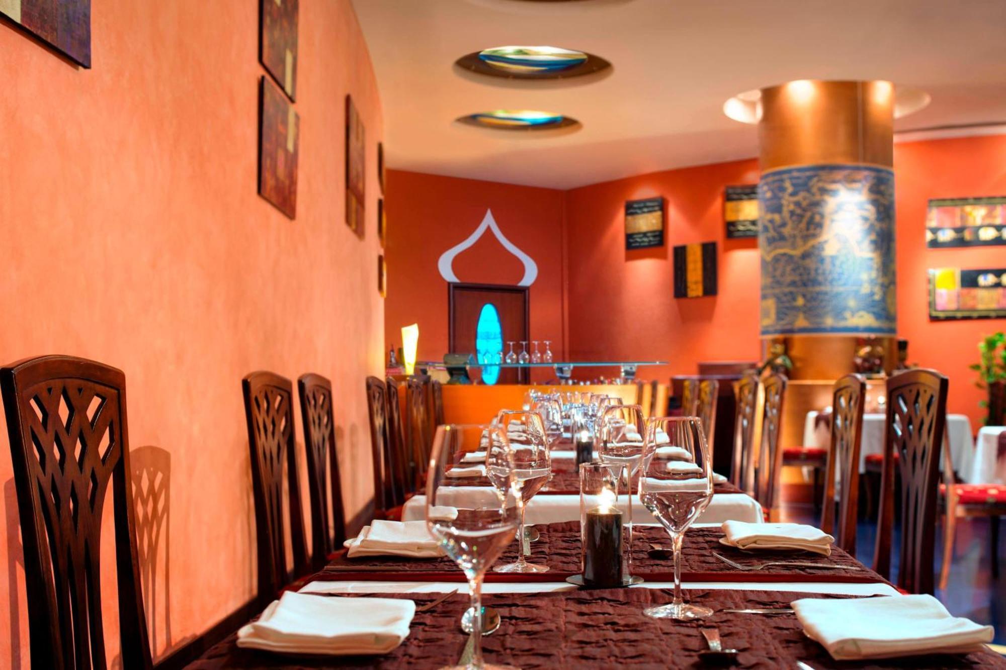 Le Meridien Al Aqah Beach Resort Esterno foto Restaurant