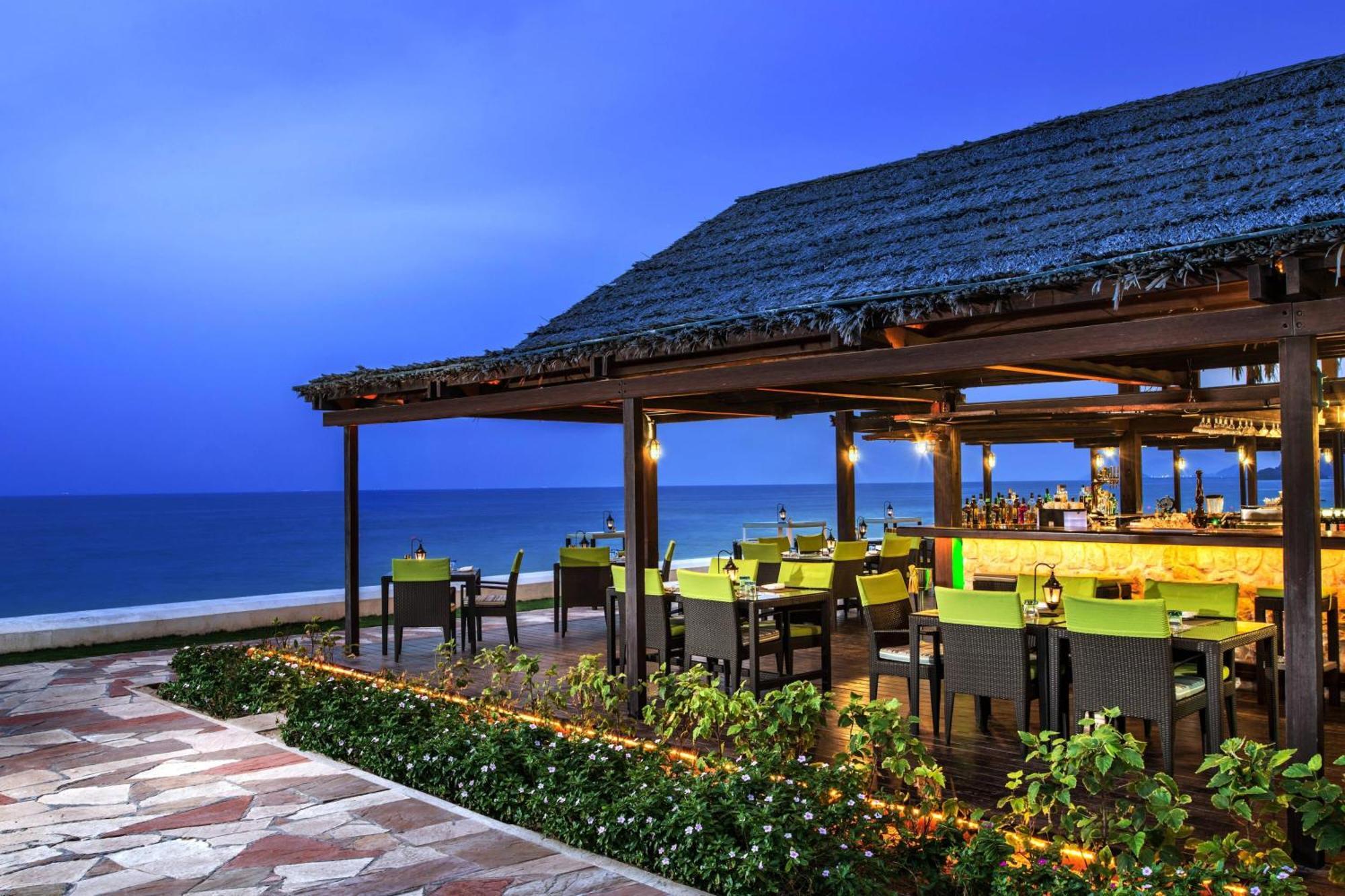 Le Meridien Al Aqah Beach Resort Esterno foto The Beach Bar