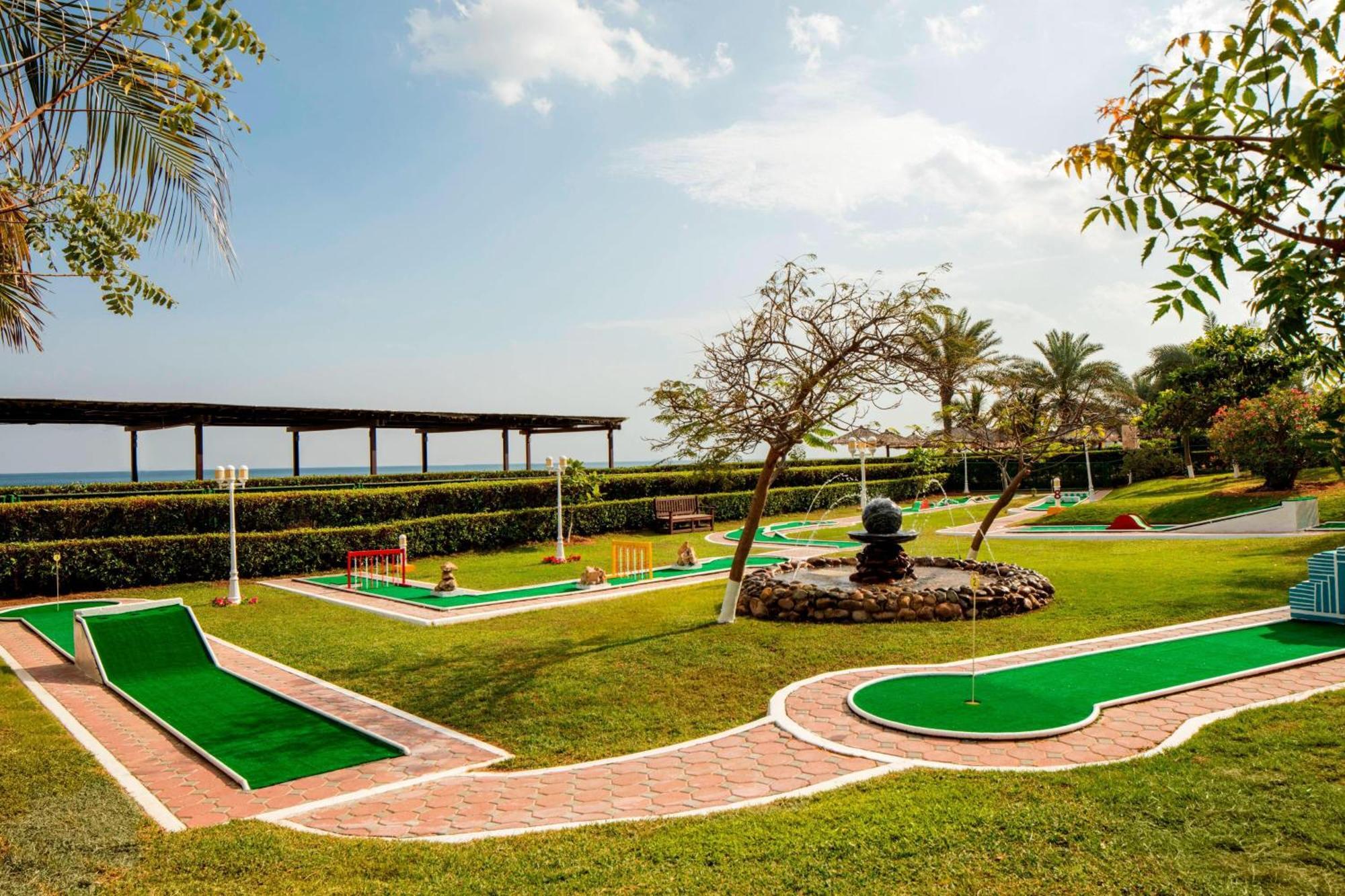 Le Meridien Al Aqah Beach Resort Esterno foto Miniature golf course in Acapulco, Mexico