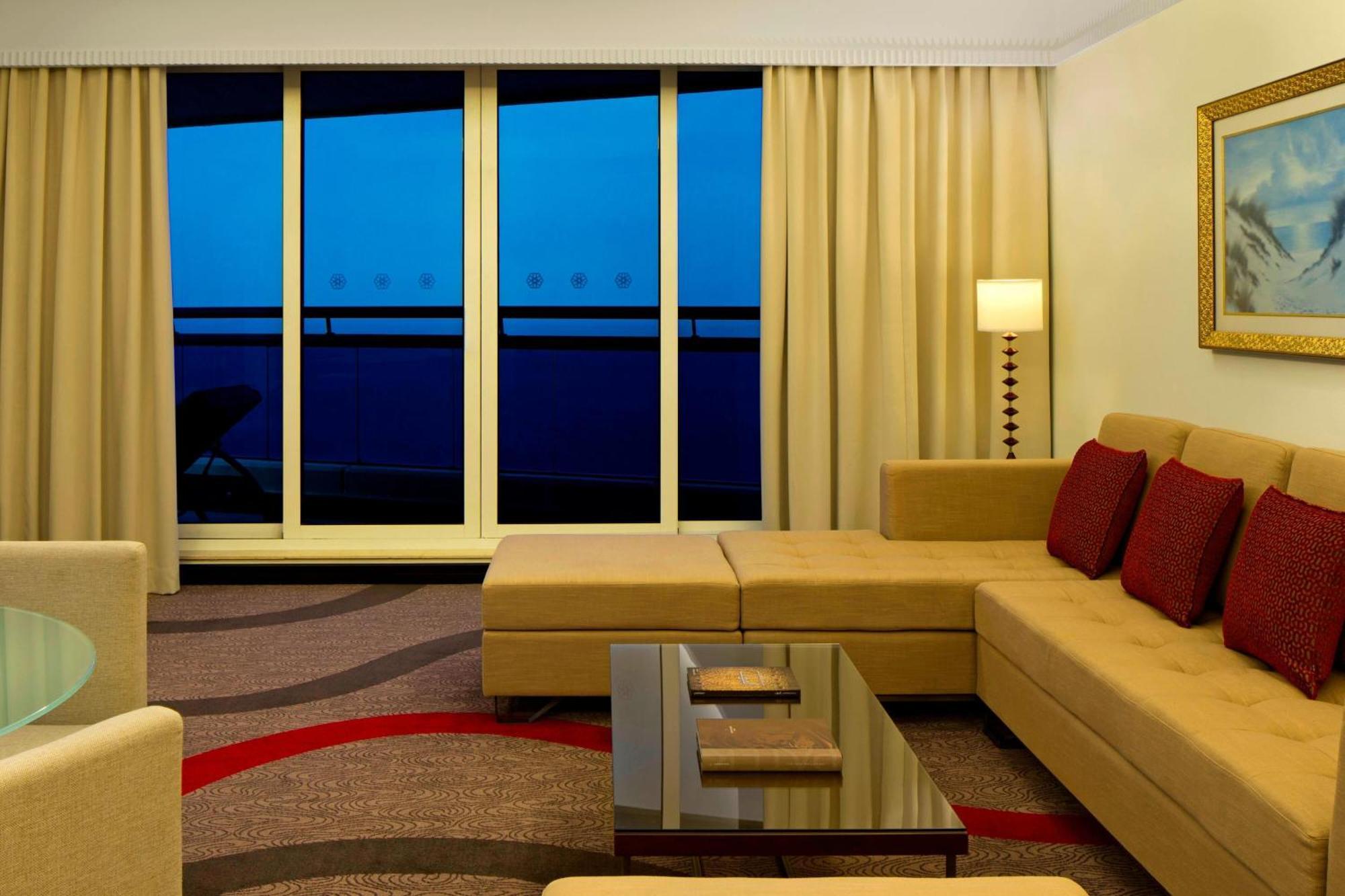 Le Meridien Al Aqah Beach Resort Esterno foto A living room in a suite at the Jumeirah Beach Hotel
