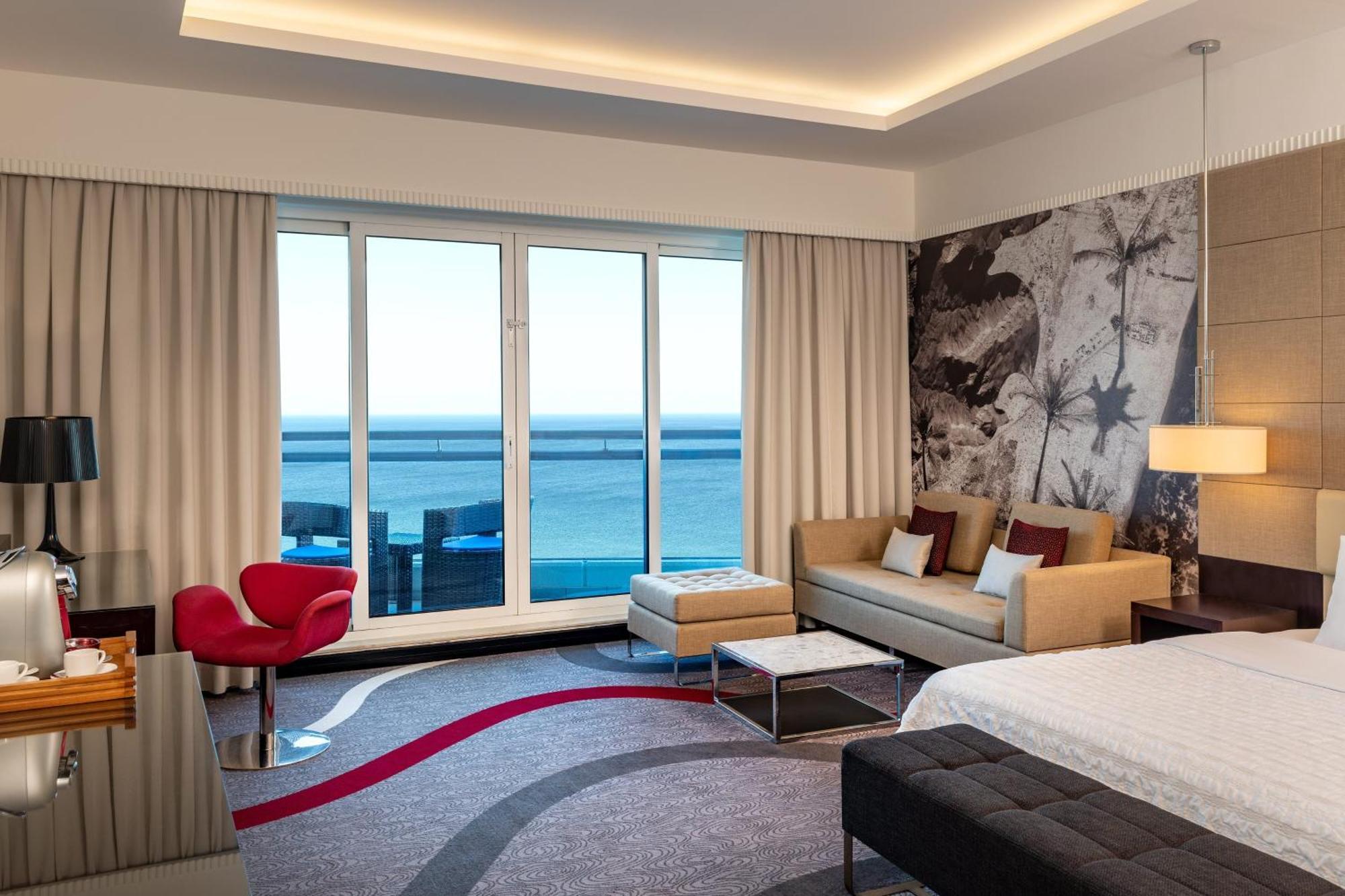 Le Meridien Al Aqah Beach Resort Esterno foto A room at the hotel